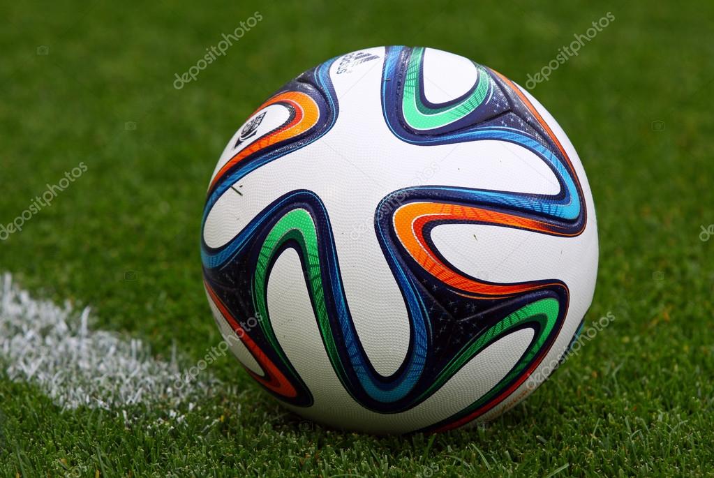 Close-up oficial FIFA 2014 bola da Copa do Mundo (Brazuca ) — Fotografia de  Stock Editorial © katatonia82 #47647399